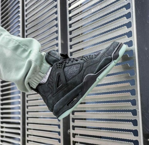 Jordan 4 kaws cheap glow in the dark